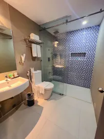 88 Courtyard Hotel - Bathroom