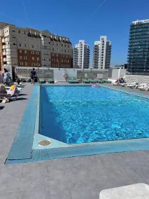 Charming Studio Apartment with Pool Access in Central Gibraltar - Piscina