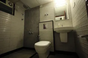 Pratham Inn by Downtown Hotels - Bathroom