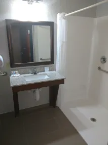 Comfort Inn & Suites Market - Airport - Salle de bain