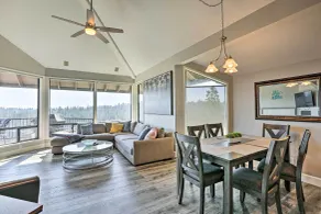 Hiking Trail & Hot Tub Access: Bend Condo w/ Deck - Interiør
