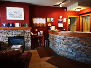 Canadian Rockies Chalets by Trilink - 2 & 3 Bedroom Condos - Self Check-In - Walking Distance to Downtown - Free Parking - Pet-Friendly - No AC - Rezeption