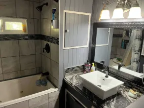 Rustic Suite in Small Town Alberta Canada 🍁 - Baño