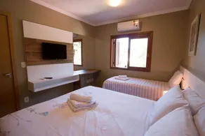 GRAMADO SOLAR REAL - 2 APTS de 2 quartos no mesmo prédio, cada um comporta até 7 pessoas - IDEAL PARA GRUPOS - central - IDEAL PARA ANDAR A PÉ, nesta plataforma desde janeiro de 2016, oferecemos CREDIBILIDADE - seu PET é bem-vindo - GARAGEM COBERTA - Room