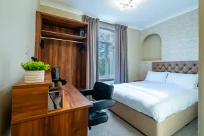 Uno Thames Hotel Maidenhead -Reopened Brand New Again -FREE PARKING - Room
