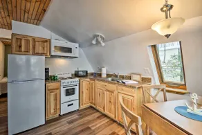 Lakefront Harrisville Cabin w/ Dock & Decks! - Interiør