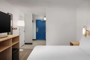 Spark by Hilton Atlanta Cumberland Ballpark - Room