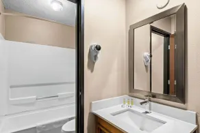 Super 8 by Wyndham Council Bluffs IA Omaha NE Area - Salle de bain