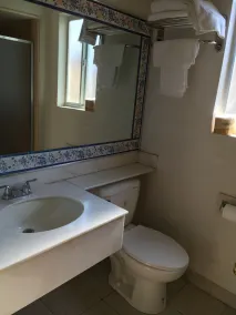 American Inn Ontario - Bathroom