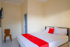 RedDoorz near GOR Satria 3 - Room