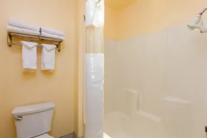 America's Best Value Inn & Suites Bakersfield Central - Badezimmer