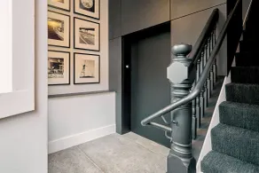 The Docent's Collection - Entrada interior