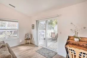 Mount Shasta Escape w/ Balcony ~ Walk to Dtwn - Innvendig