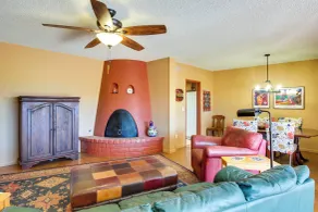 Green Valley Abode w/ Pool Access & Mtn Views - Innvendig