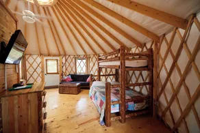 Circle M Camping Resort Yurt - Rum
