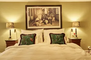 MJ's - Room