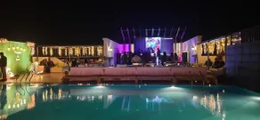 The Pinnacle INN Sarnath - Piscina
