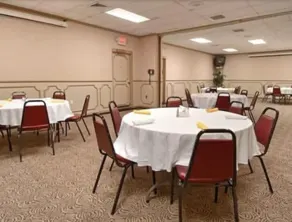 Ramada by Wyndham Paintsville Hotel & Conference Center - Værelse