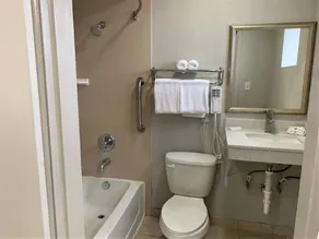 Red Roof Inn Tucson Downtown - University - Bathroom