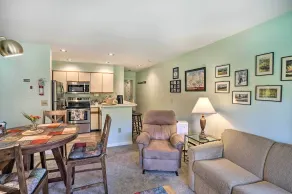 Comfortable Dover Apartment: Walk to Mt Snow! - Innvendig