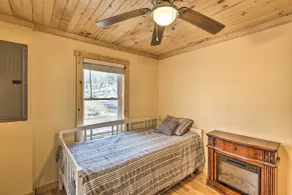Quaint Appalachian Getaway ~ 2 Mi to Boone! - Interiör