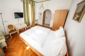 Family room, shower, toilet, 2 bed rooms - Camera