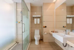 Billions-Earn Hotel just a 3 minute walk to the Ceramics Expo Center and close to Guangdong Foshan Creative Park and China Ceramics City - Bathroom