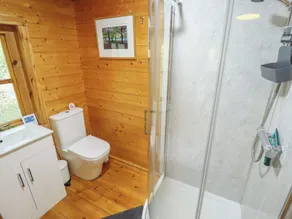 Tythe Lodge - Hot Tub Retreat in Rural Lincolnshire Family-Friendly Lodge Near Heckington - Badeværelse