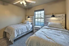 Elegant Vacation Rental w/ Private Yard! - Værelse