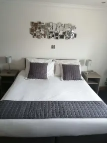 Reveller Bar Lodgings - Room