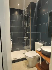 Hotel Modern Est - Bad