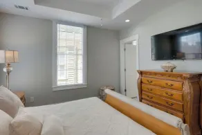 111 Waldburg street Beautifully Renovated Historic 5 bedroom 5 bath - Zimmer