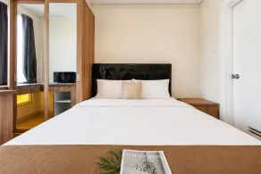Warm Minimalist Studio At Apartment Harcosky Residence - Habitación