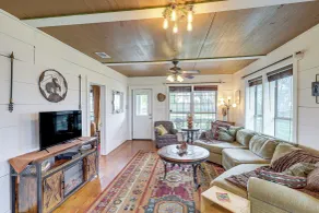 14 Acres w/ Pond Access: Farmhouse in Temple! - Interiør