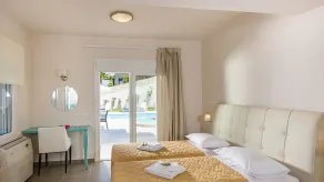 Marjorie Villa - Camera
