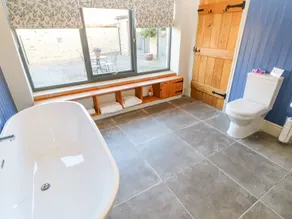 The Byre, Sedbury Park Farm - Salle de bain