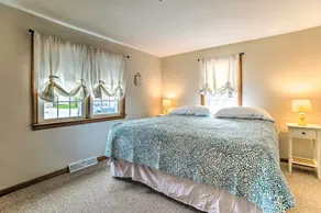 Traditional Cape Cod Cottage: Walk to Beach! - Værelse