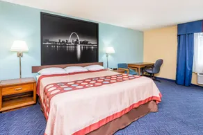 Super 8 by Wyndham O'Fallon - Chambre