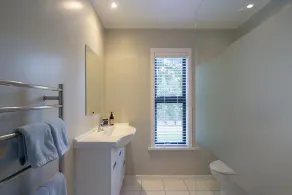 Judge & Jury Village - Baño