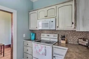 Lake Charles Cottage w/ Fireplace & Yard! - Intérieur