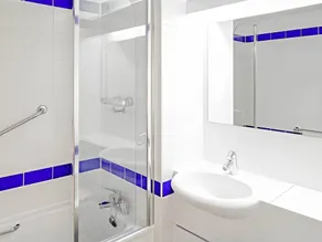 Warrington Motel, J20 M6 Lymm Services - Baño