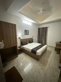 Gulnaar Inn Near US Counsulate Sankar nethralaya Apollo Hospital - Room