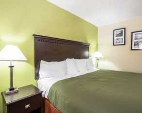 Econo Lodge Biltmore - Room