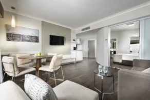 Grand Hotel and Apartments Townsville - Chambre