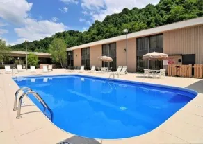 Quality Hotel and Conference Center Bluefield - Piscine
