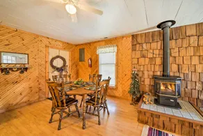 'The Burgundy Cabin' Iowa Retreat: Pond & Fire Pit - Innenbereich