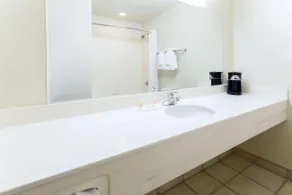 Days Inn by Wyndham Colorado Springs Airport - Bathroom