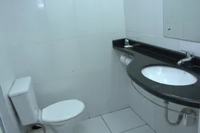 LH Plaza Hotel - Bathroom