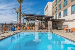 Holiday Inn Express & Suites Lake Havasu - London Bridge by IHG - Piscine