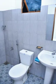 Ez Stay Guesthouse - Bathroom
